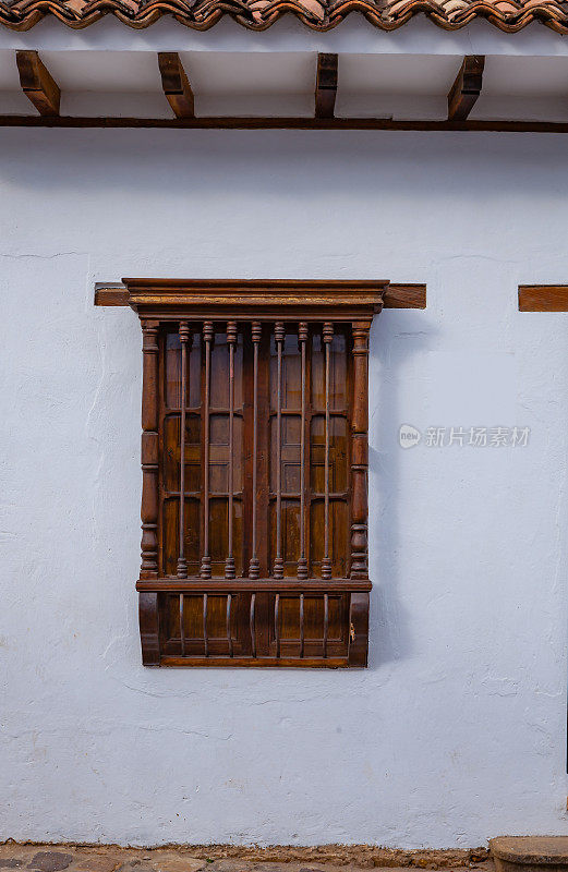 南美洲哥伦比亚-殖民建筑:在Boyacá部门的Villa de Leyva的16世纪历史小镇，一扇面向街道的窗户